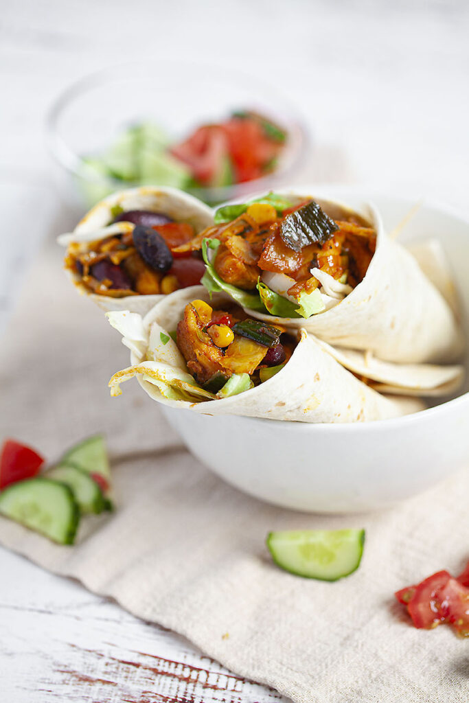 Wraps gevuld met Mexicaans gekruide kip en Mexicaanse roerbakgroente