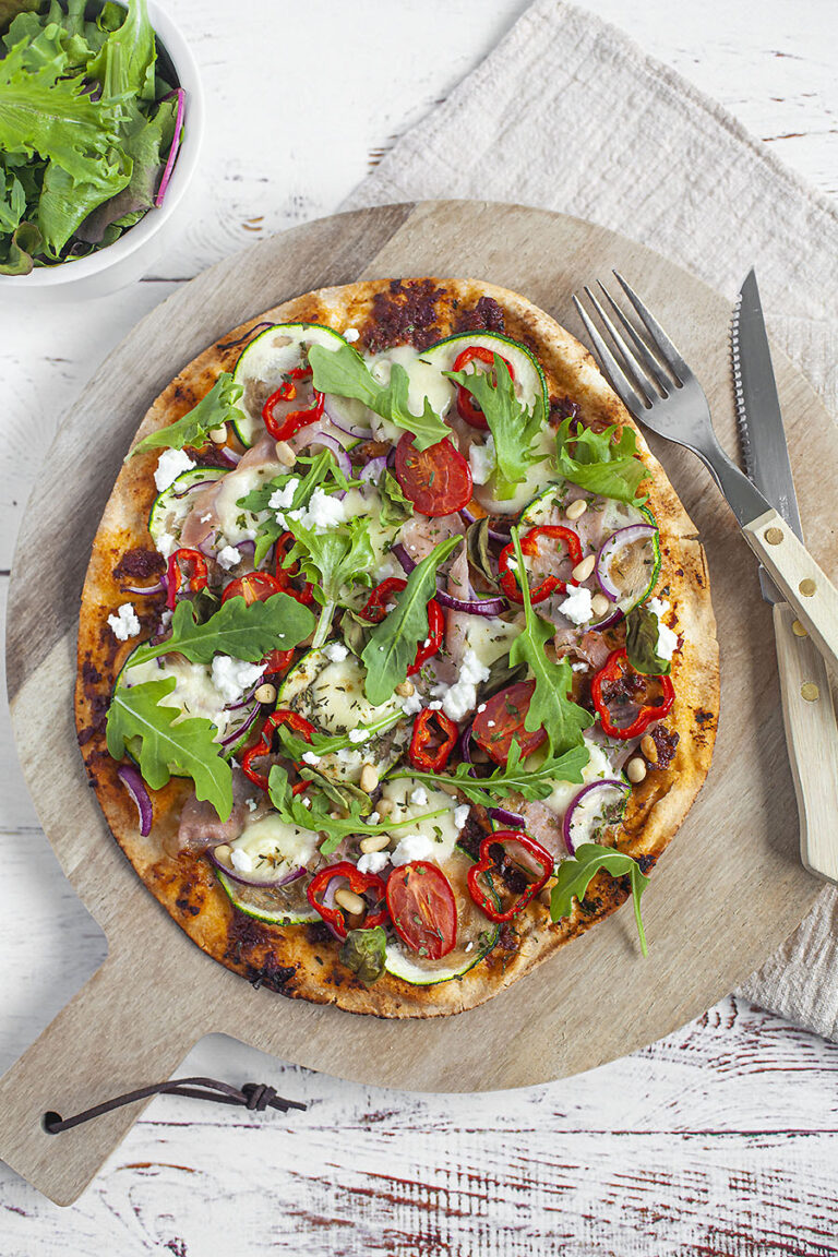 Platbrood pizza met rode pesto. Eten met Danielle